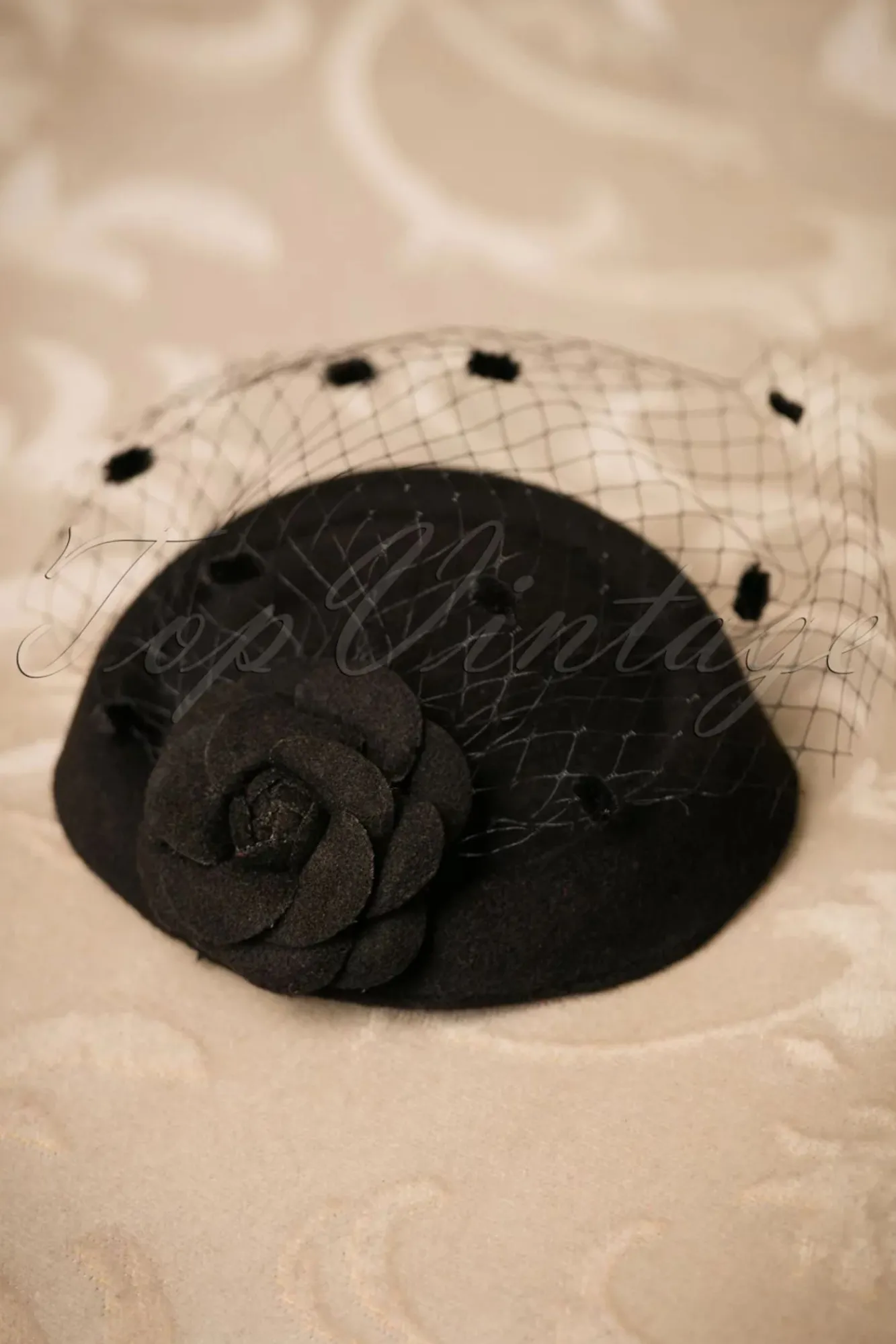 marilyn_fascinator_in_zwart_1.webp Sale Banned Retro Marilyn Fascinator In Zwart