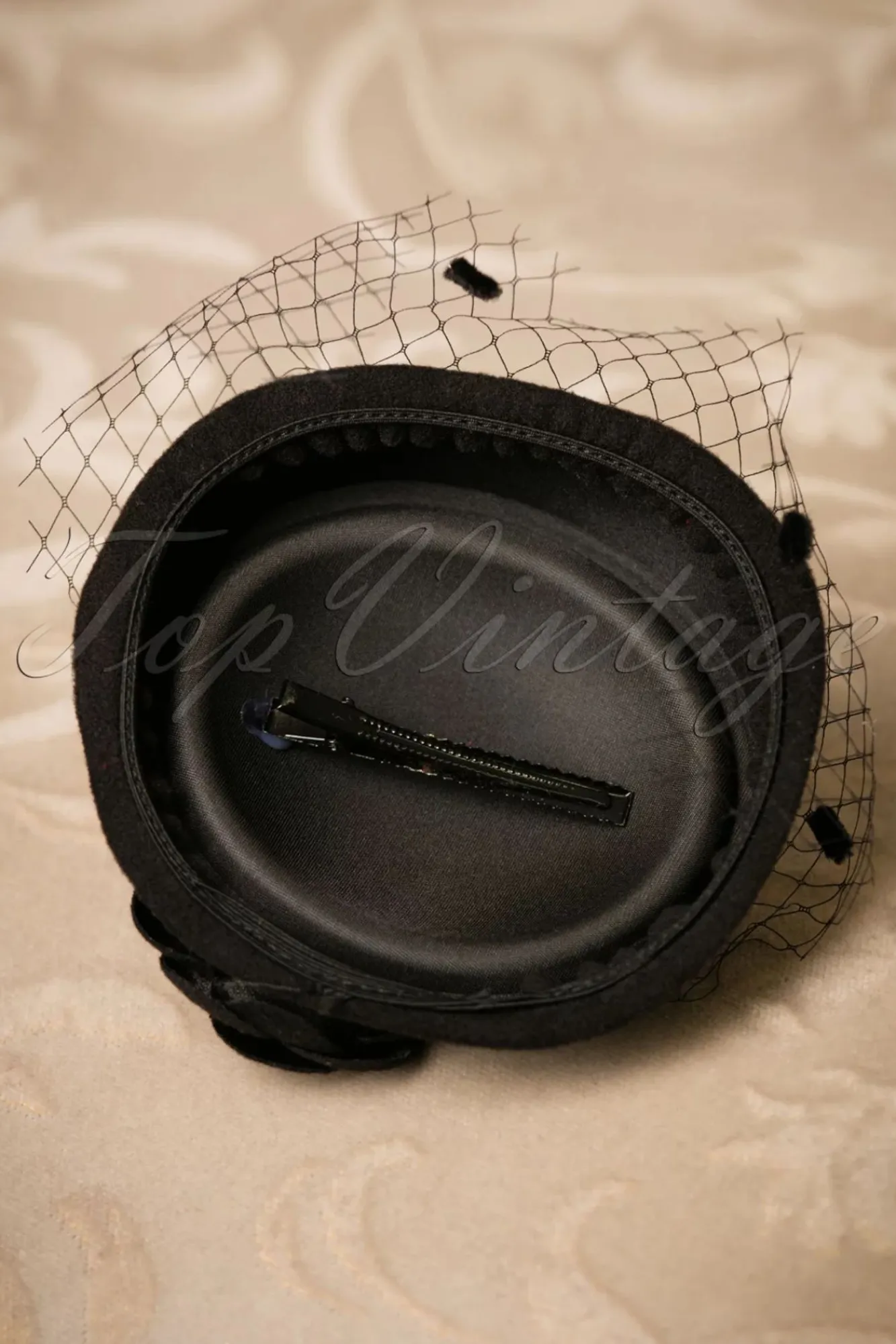 marilyn_fascinator_in_zwart_2.webp Sale Banned Retro Marilyn Fascinator In Zwart